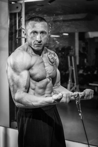 Hombre en el gimnasio —  Fotos de Stock