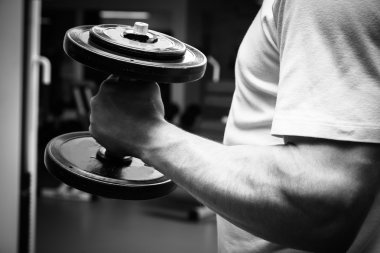 elinde dumbbell.