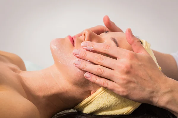 Spa gezichtsbehandeling procedure — Stockfoto