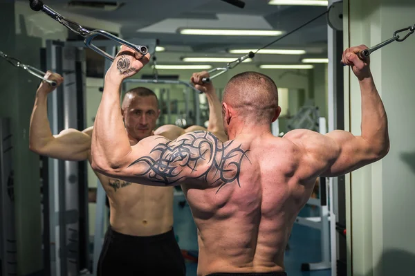 Uomo in palestra — Foto Stock