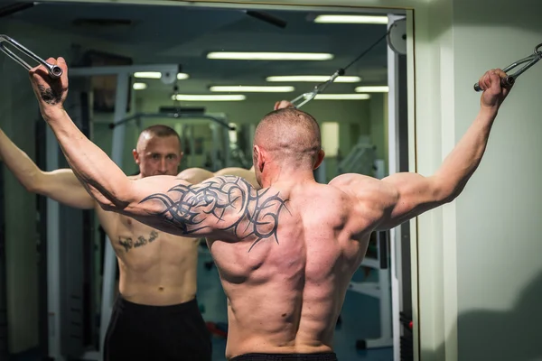 Uomo in palestra — Foto Stock