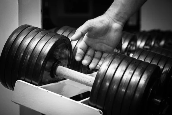 Dumbbell na mão . — Fotografia de Stock