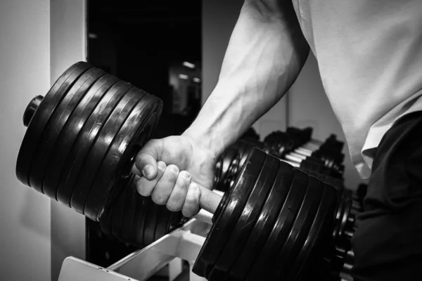 Dumbbell na mão . — Fotografia de Stock