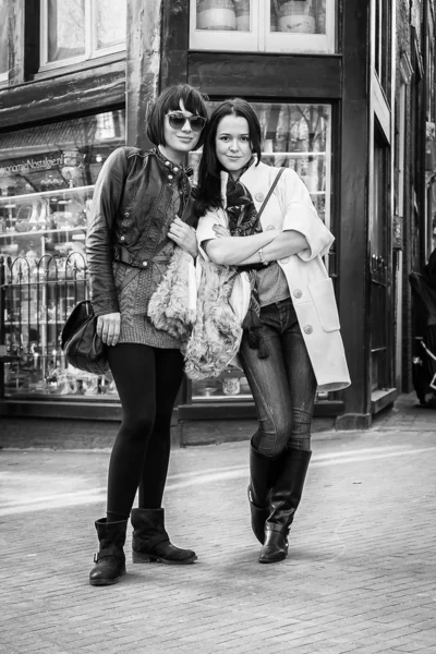Två tjejer på gatan — Stockfoto