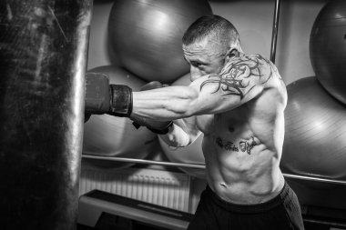 adam dövme boks ile