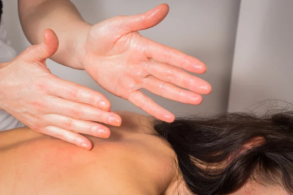Jonge vrouw met hand massage ontspannen — Stockfoto
