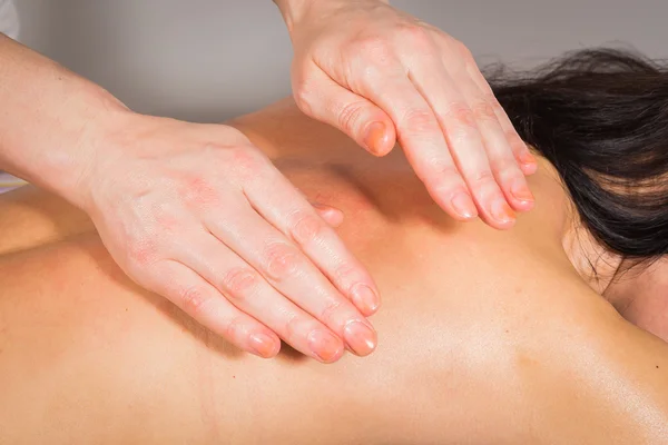 Jovem relaxante com massagem nas mãos — Fotografia de Stock