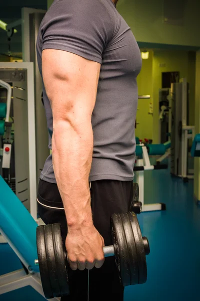 Man opleiding met halters — Stockfoto