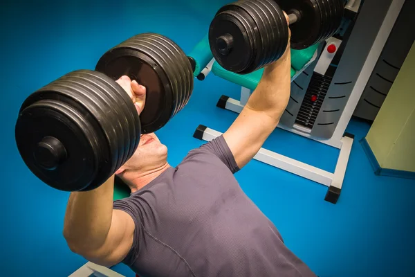 Hombre haciendo ejercicio con pesas — Foto de Stock