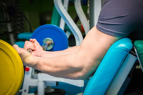 Adam atletik barbell ile — Stok fotoğraf