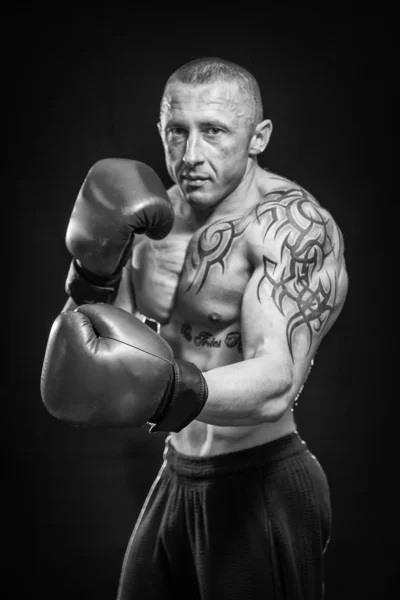 Uomo con tatuaggio boxe — Foto Stock