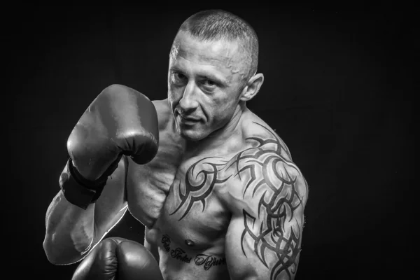 Człowiek z tatuaż boks — Zdjęcie stockowe