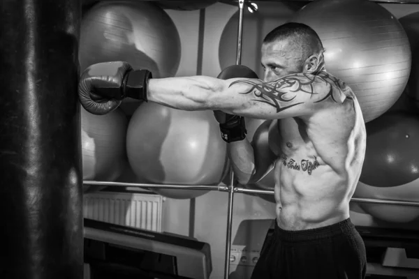 Hombre con tatuaje boxeo — Foto de Stock