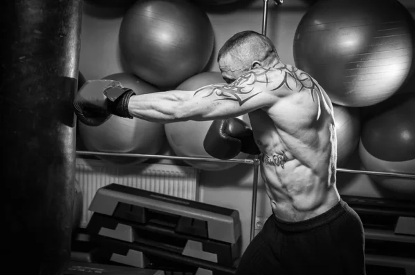 Man with tattoo boxing — Stock Photo, Image