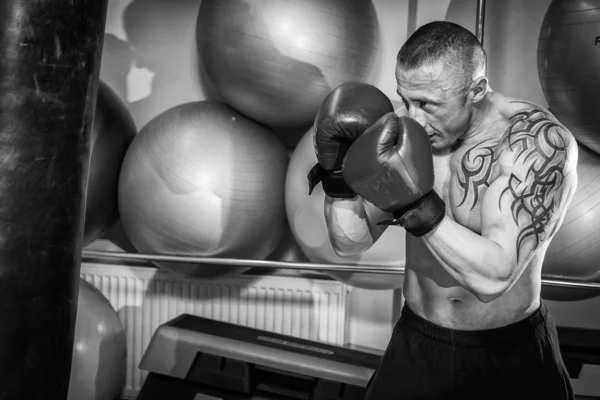 Uomo con tatuaggio boxe — Foto Stock