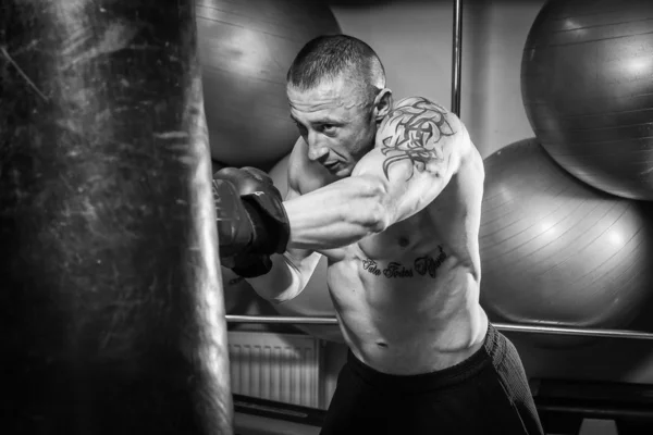 Man with tattoo boxing — Stock Photo, Image