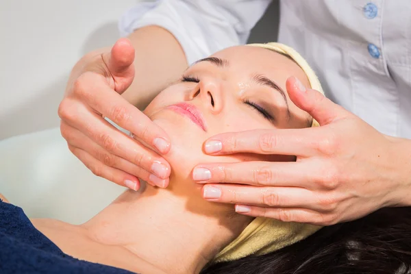 Spa gezichtsbehandeling procedure — Stockfoto