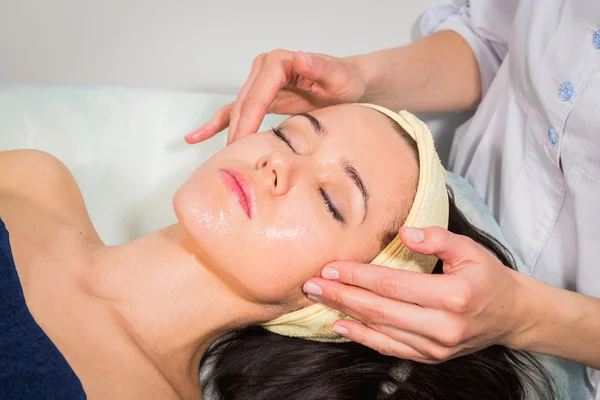 Spa gezichtsbehandeling procedure — Stockfoto