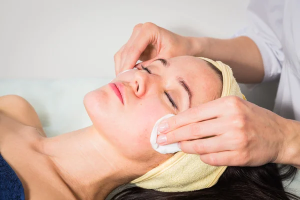 Spa gezichtsbehandeling procedure — Stockfoto