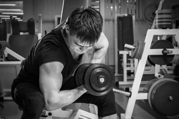 Hombre haciendo ejercicio con pesas — Foto de Stock