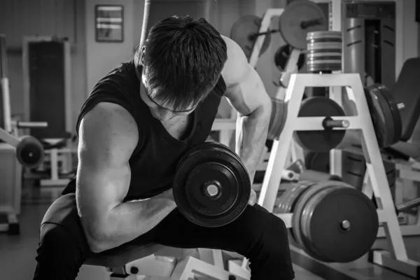 Hombre haciendo ejercicio con pesas — Foto de Stock