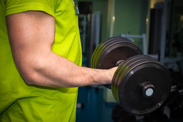 Homem treinando com halteres — Fotografia de Stock