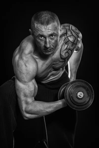 Muscle man with dumbbells — Stock Photo, Image