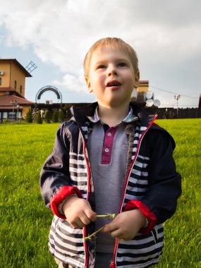 Çocuk dışarıda oynuyor.