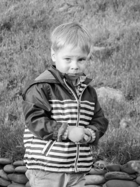 Çocuk dışarıda oynuyor.