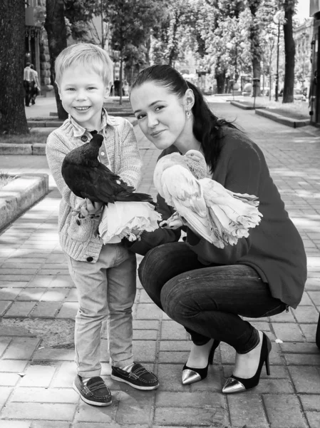 Mãe e filho com pombos — Fotografia de Stock