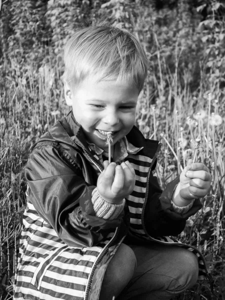 Niño jugando al aire libre —  Fotos de Stock