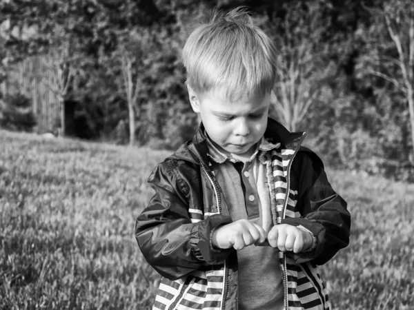 Boy playing outdoors — Stock Photo, Image