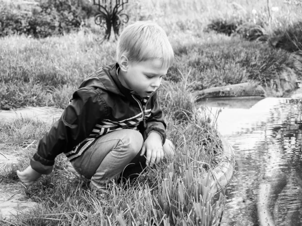 Chłopiec bawiący się na zewnątrz — Zdjęcie stockowe