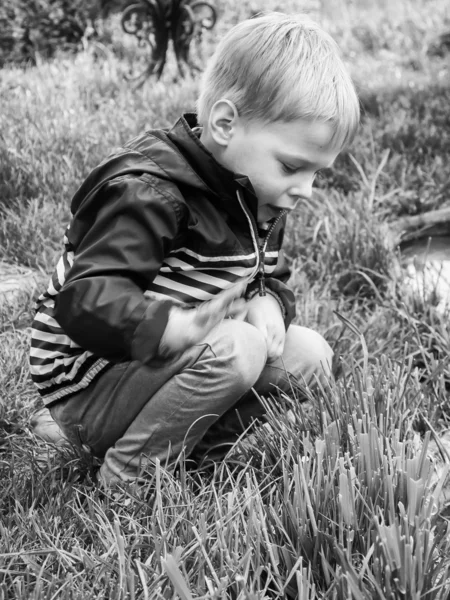 Chlapec hraje venku — Stock fotografie