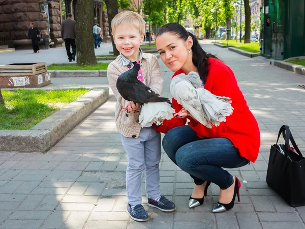 Mãe e filho com pombos — Fotografia de Stock