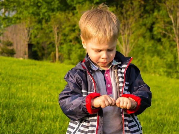 Boy playing outdoors — Stock Photo, Image