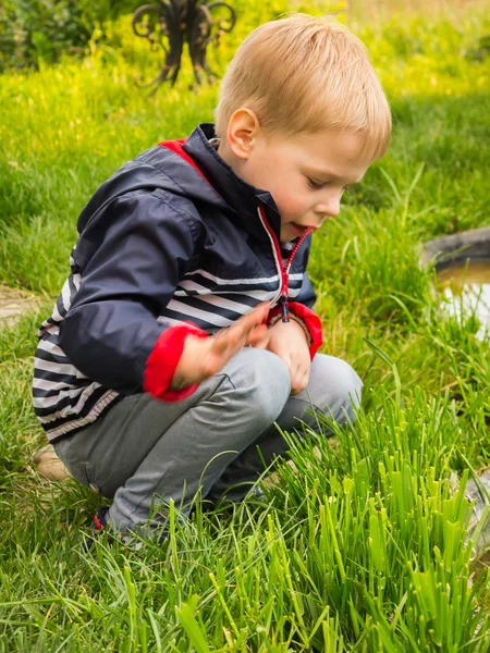 Boy playing outdoors — Stock Photo, Image