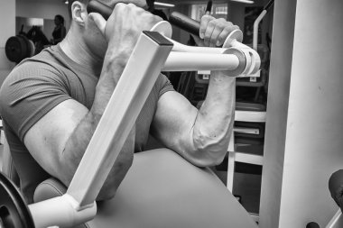 vücut egzersizleri yapıyor