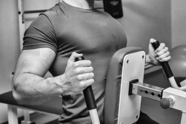 vücut egzersizleri yapıyor