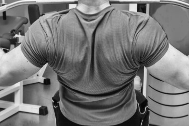 vücut egzersizleri yapıyor