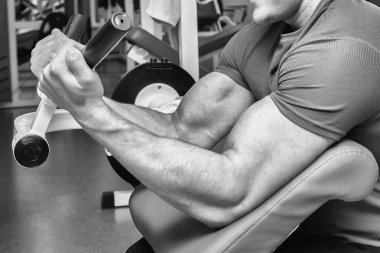 vücut egzersizleri yapıyor