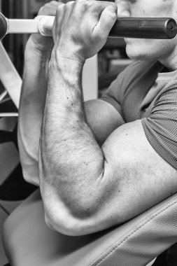 vücut egzersizleri yapıyor