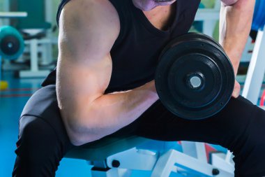 ağır dumbbell ile egzersiz yapan erkek