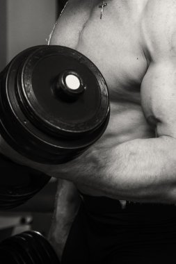 ağır dumbbell ile egzersiz yapan erkek