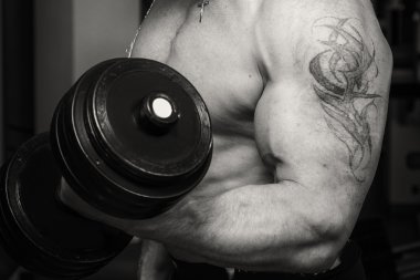 ağır dumbbell ile egzersiz yapan erkek