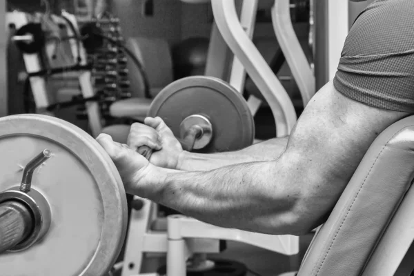 Bodybuilder doing exercises — Stock Photo, Image