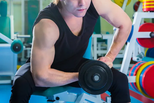 Mann beim Workout mit schwerer Hantel — Stockfoto