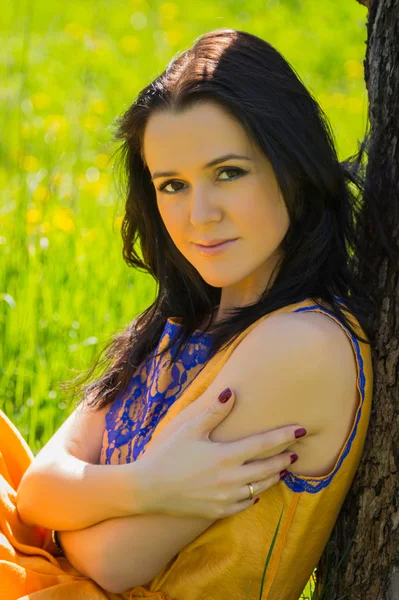 Brunette in de tuin — Stockfoto