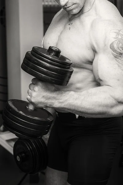 Hombre haciendo ejercicio con pesadas mancuernas —  Fotos de Stock