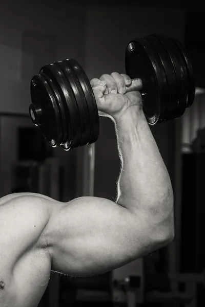 Homme faisant de l'entraînement avec haltère lourd — Photo